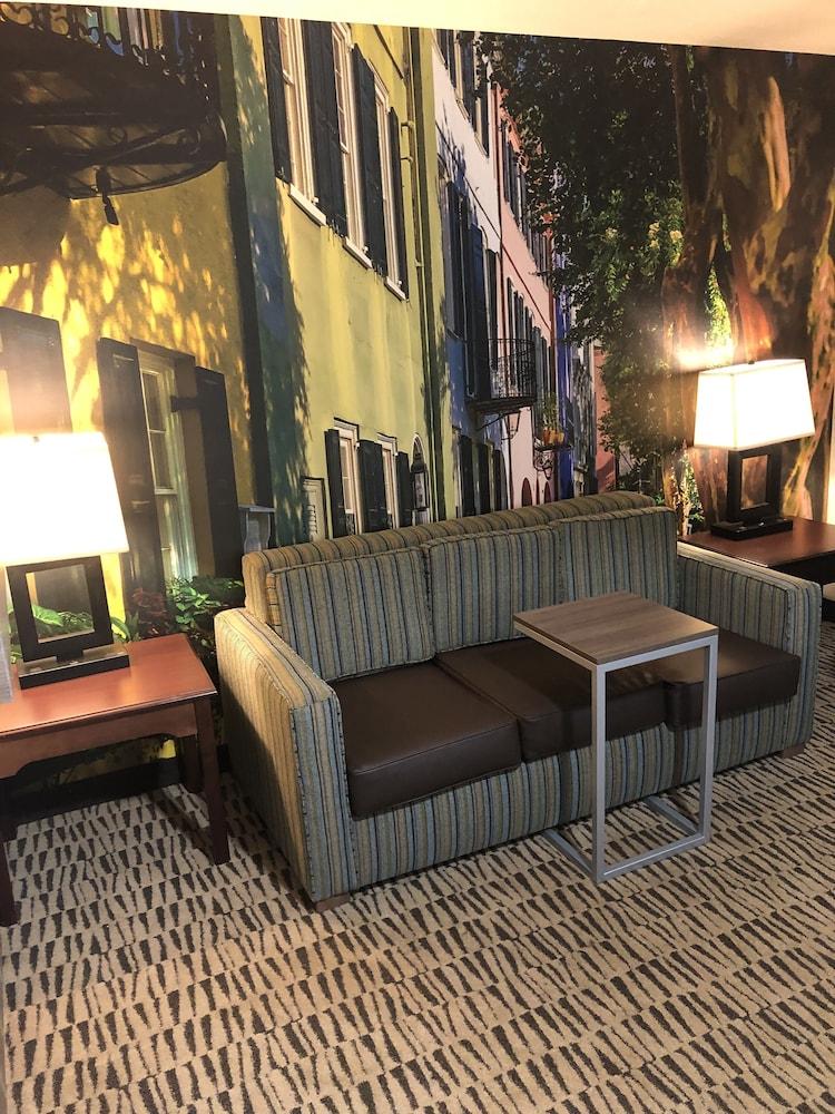 Clarion Pointe - West Ashley Hotel 2*